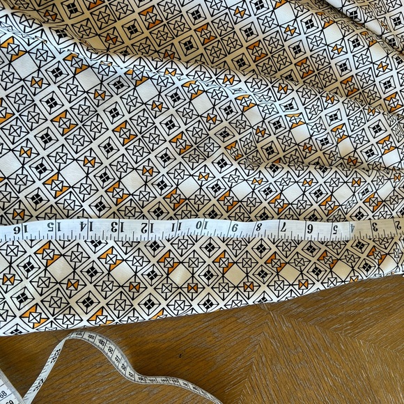 H&M SKIRT size 4 length 100%polyester and liner side zipper waist 26 - Picture 5 of 12